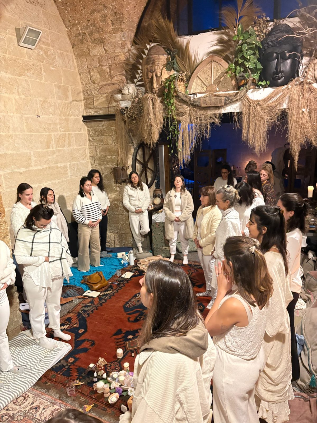 נשים עומדות יחד במעגל